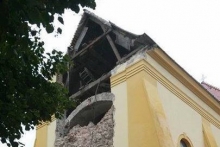 Zrútila sa kostolná veža v Lábe. Zranení nie sú.