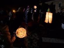 V parku rozsvietili desiatky lampášikov