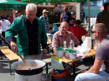 Trio je majstrom vo varení gulášu