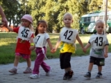 Večerný beh zdravia oživili parašutisti