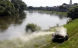 Kraj začal s postrekmi proti komárom
